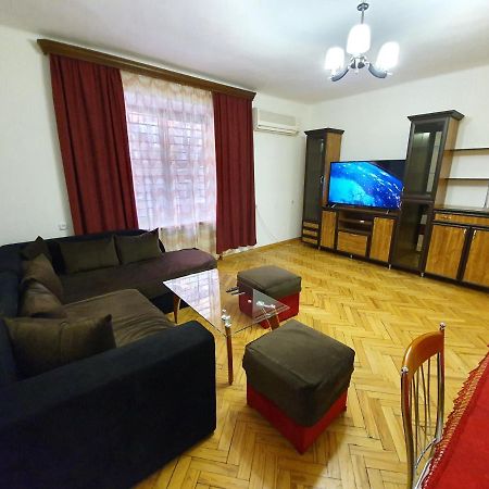 Greet Apartament In The Small Centre Apartment Yerevan Exterior photo