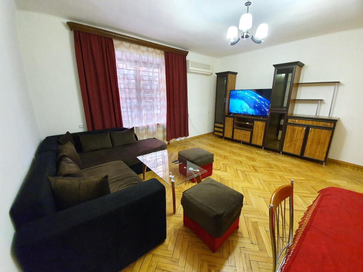 Greet Apartament In The Small Centre Apartment Yerevan Exterior photo