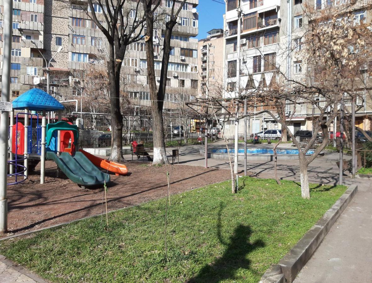 Greet Apartament In The Small Centre Apartment Yerevan Exterior photo