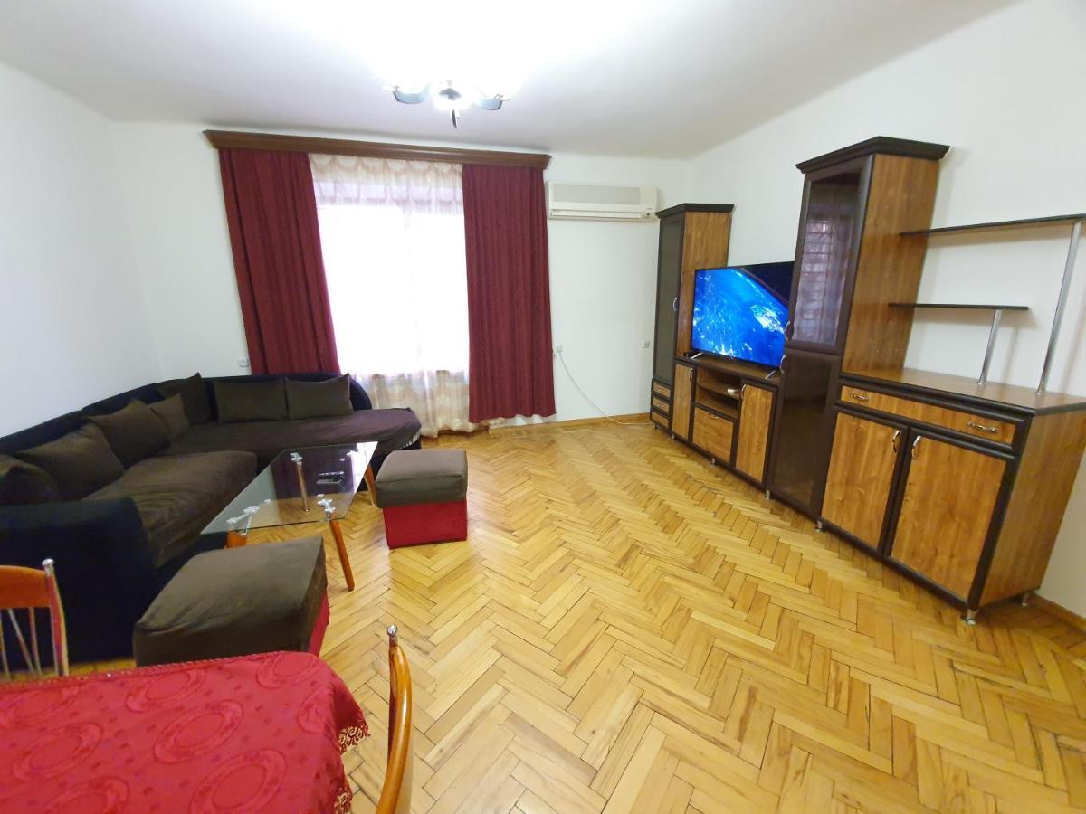 Greet Apartament In The Small Centre Apartment Yerevan Exterior photo